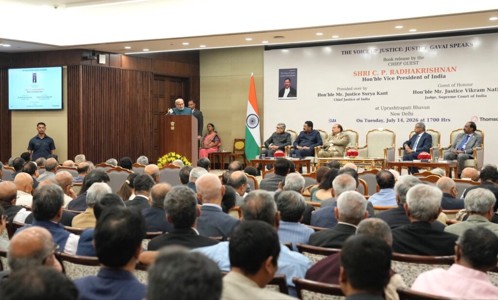 “நீதியின் குரல்: நீதிபதி கவாய் பேசுகிறார்” என்ற நூலினை குடியரசு துணைத்தலைவர் வெளியிட்டார் HNMMIOZbYAAJwPE 1024x616